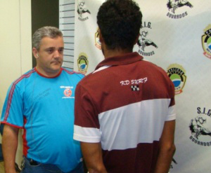 Jornalistas falam sobre seu “Dia” e desafios da profissão Osvaldo Duarte durante entrevista ao agricultor acusado de estuprar adolescente de 12 anos, filha da amante. junho de 2011