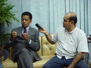 Jornalistas falam sobre seu “Dia” e desafios da profissão Jornalista Eduardo Palomita entrevistando Jair Rodrigues - Foto: Divulgação