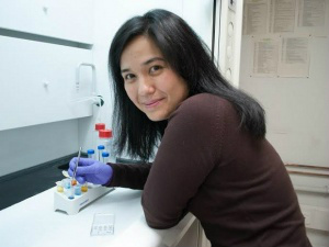 Brasileira cria sensor que encontra câncer antes do sintoma surgir A cientista brasiliense Priscila Kosaka, que desenvolveu uma técnica menos invasiva para detecção de câncer (Foto: Priscila Kosaka/Arquivo Pessoal)