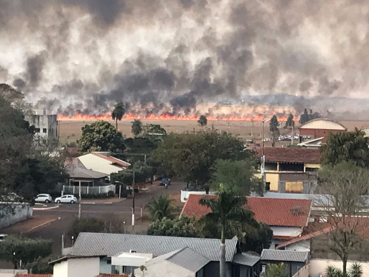 Produtor rural é resgatado de incêndio em lavoura com 80% do corpo queimado A fumaça tomou conta do município, que tem pouco mais de 37,4 mil habitantes.