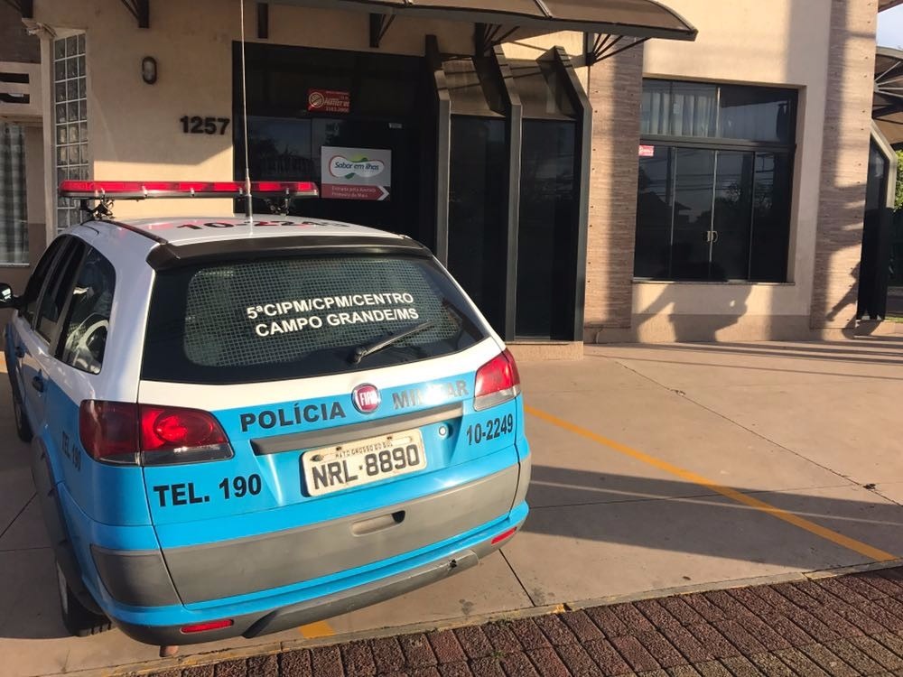 Ladrão arromba restaurante em Campo Grande e foge sem levar nada Viatura em frente ao restaurante que teve a porta arrombada na avenida Eduardo Elias Zahran, em Campo Grande (Foto: Camilla Jovê)