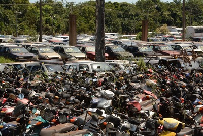 Para leiloar 19,9 mil veículos, Detran pode levar até seis anos Veículos ficam expostos ao tempo e sem cuidado adequado, a grande maioria acaba vendida como sucata e para desmanche - Foto: Bruno Henrique/Correio do Estado