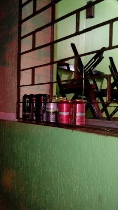 "Arrombei o restaurante porque estava com fome", diz ladrão ao ser preso pela PM Latas de energético e refrigerante no lado de fora da janela do restaurante.