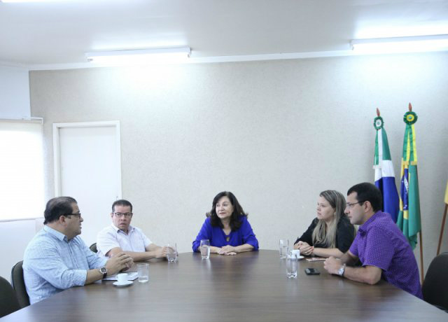 Vereadores Daniela Hall, Pedro Pepa e Cirilo Ramão reunidos com a prefeita Délia e o secretário Ralf Marques. (Foto: Dênes de Azevedo/Divulgação).