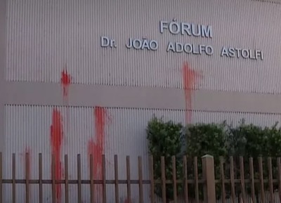 Fórum de Dourados, MS, amanhece pichado de vermelho Fórum de Dourados, MS, amanhece manchado de vermelho