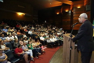 Encontro reúne centenas de educadores em debate sobre a Base Nacional Curricular Secretário Upiran Gonçalves, diz que a BNCC respeitará a questão cultural de cada região – A.Frota