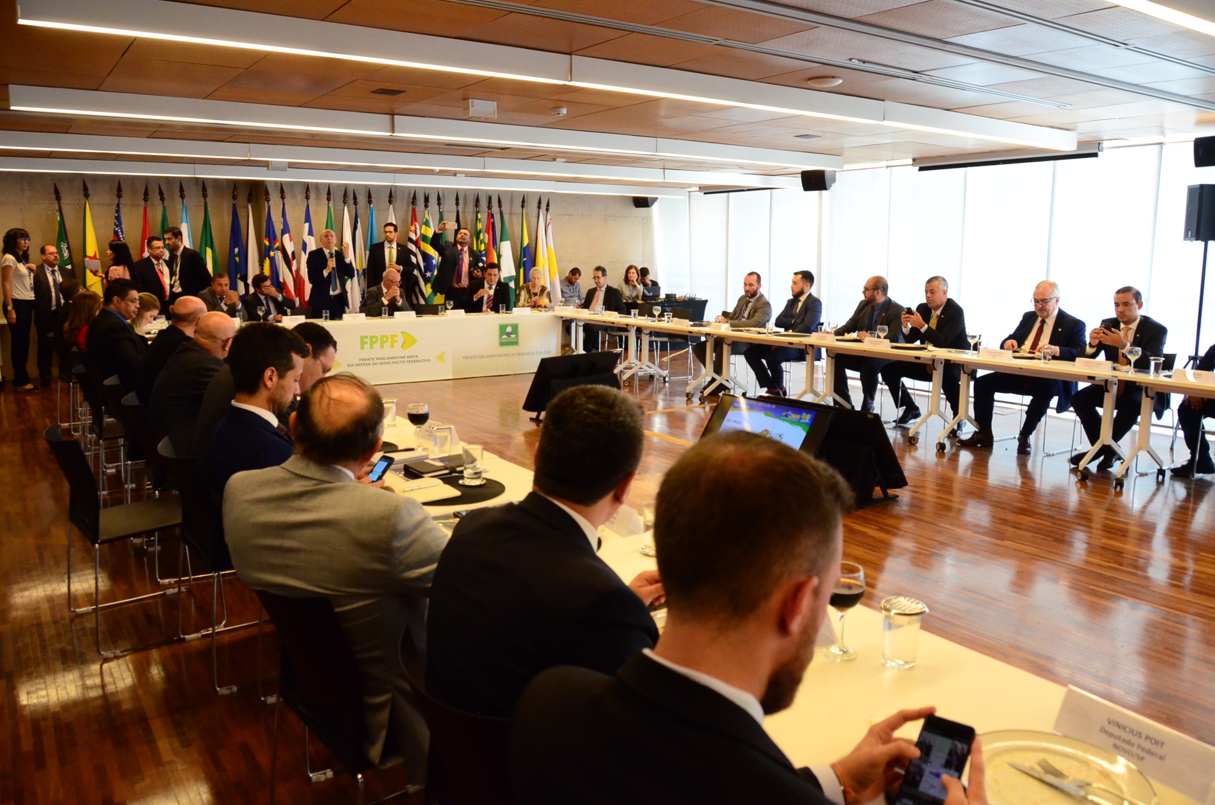 Prefeitos tentam barrar extinção de municípios com apoio de frente parlamentar