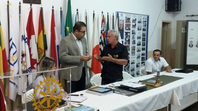 Durante apresentação no Rotary Club, Alan Guedes chega a 50 palestras O vereador Alan Guedes e o presidente José Carlos Campanholli / Foto: Assessoria