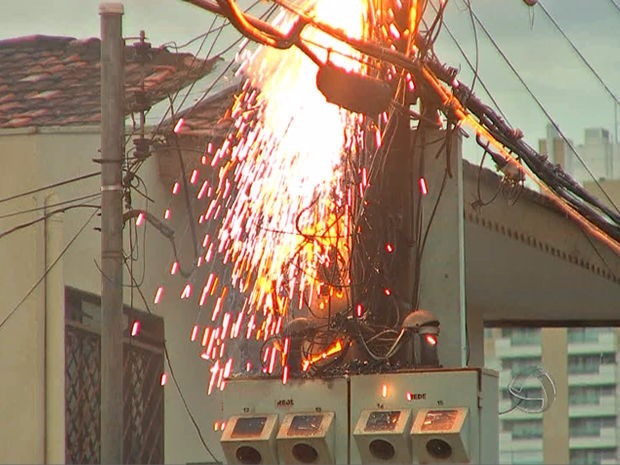 Incêndio em poste de luz assusta funcionários de cartório na capital