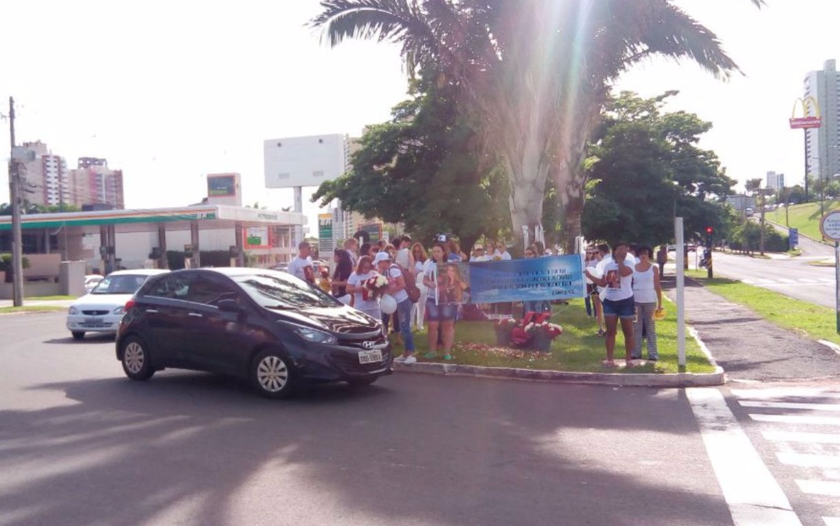 Manifestação na tarde deste sábado (11) fez homenagem a advogada Carolina Albuquerque morreu em acidente de trânsito em Campo Grande (MS), na madrugada do dia 2 de novembro (Foto: Flávia Galdiole)