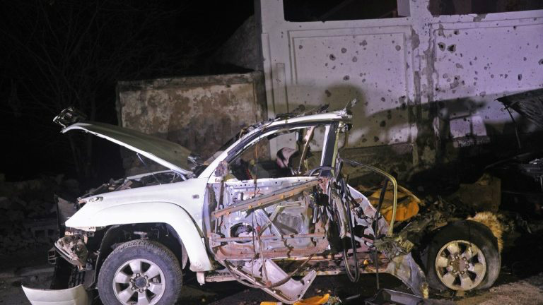 Ataque a restaurante na Somália deixa sete mortos Restos do carro-bomba usado no ataque dos islamitas shebab a um restaurante de Mogadíscio - AFP