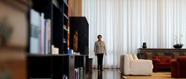 Dilma aposta em defesa com tom 'autoral' e busca registro histórico © Reuters