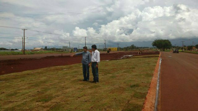 Vereador Silas com o diretor da Agetran, Carlos Fábio, na MS-156, acesso a dois bairros e vários equipamentos públicos. (Foto: Divulgação).