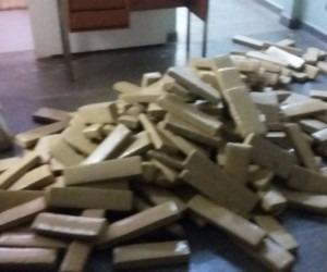 Traficante abandona carro com 410 kg de maconha e tenta fugir em mototáxi Droga estava no porta-malas do carro - Divulgação/PRF