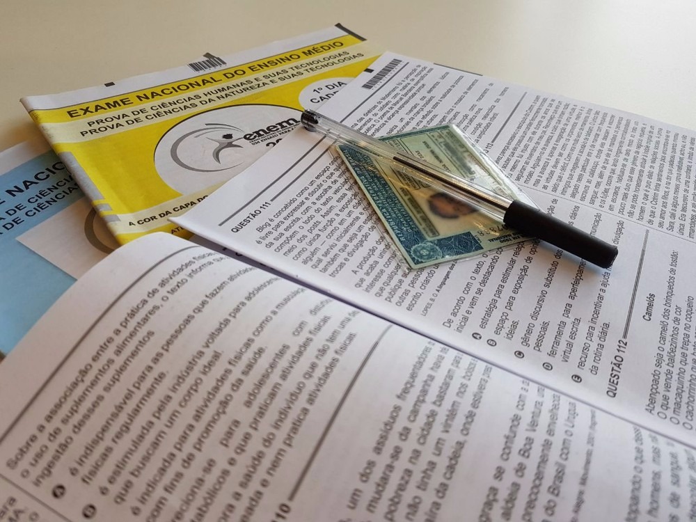 Enem 2017: chutar ou deixar a questão em branco? Qual a melhor estratégia quando a resposta não vem? Caneta preta de tubo transparente e documento original com foto são obrigatórios no Enem 2017 (Foto: Ardilhes Moreira/G1)