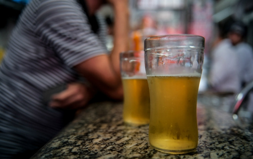 Mais de 55% dos estudantes já consumiram bebida alcoólica e 9% experimentaram drogas ilícitas