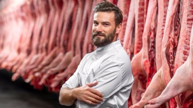 As profissões antigas que voltaram à moda graças aos hipsters Açougueiro com conhecimento aprofundado em carnes e criação de animais é uma das profissões 'modernas'. ISTOCK