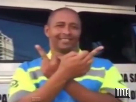 Agente de trânsito faz gesto obsceno para mulher que o flagrou jogando lixo na rua Foto reprodução Youtube