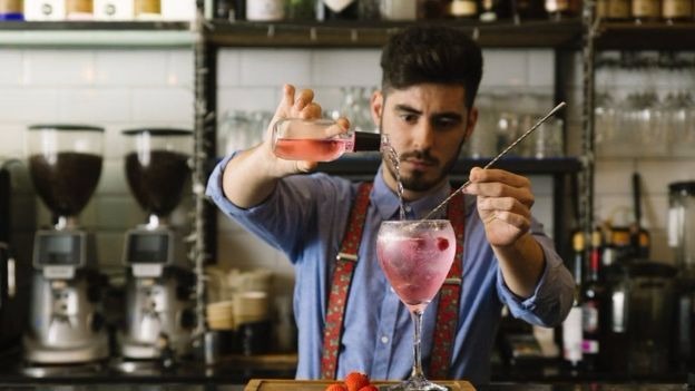 As profissões antigas que voltaram à moda graças aos hipsters Arte de fazer coquetéis também é profissão que tem atraído os mais jovens. ISTOCK