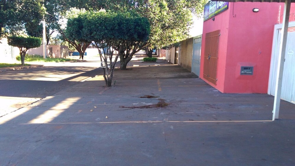 Calçada onde aconteceu o crime ficou com manchas de sangue (Foto: Osvaldo Nóbrega)