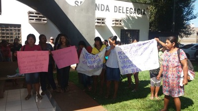 Indígenas protestam em delegacia e pedem prisão de suspeito de matar jovem Grupo se concentrou em frenta ao 2ºDP - Crédito: Osvaldo Duarte