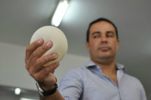Apesar de documento sobre silicone, polícia vai esperar resultado de DNA Funcionário da Silimed não tem dúvidas de que prótese pertencia a Marília. (Foto:Filipi Prado)
