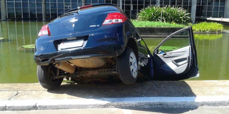 Carro não foi danificado nem o motorista se feriu (Foto: PMDF/Divulgação)