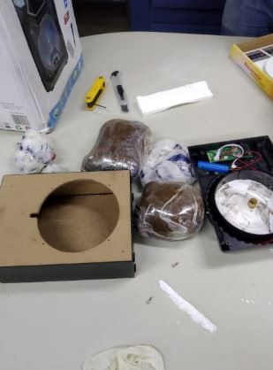 Pietra e Lion encontram droga em encomenda nos Correios A droga estava no interior de uma caixa de som