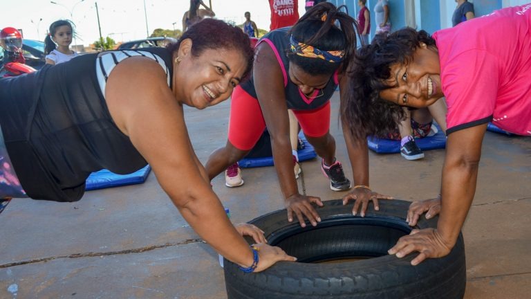 Moradores da Vila Nasser recebem gratuitamente incentivos à saúde preventiva Crianças, adolescentes, adultos e idosos são acompanhados por profissionais de educação física. Divulgação / PMCG