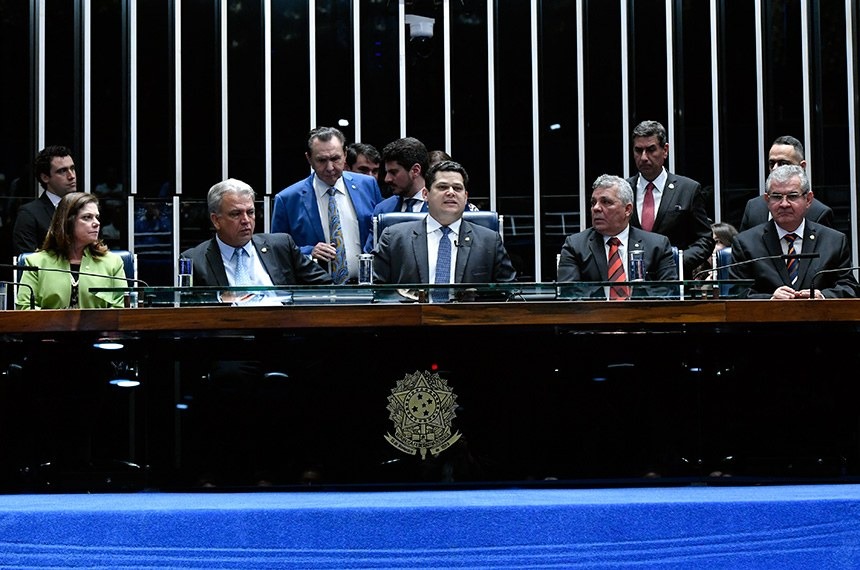 Davi Alcolumbre (C) preside sessão de promulgação com a deputada Soraya Santos, o senador Sérgio Petecão, o ex-deputado Alberto Fraga (autor da proposta de emenda) e o senador Angelo Coronel. Geraldo Magela/Agência Senado