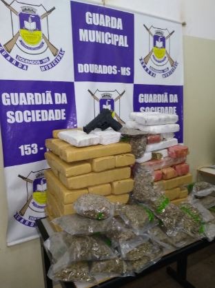 Guarda Municipal apreende maconha, skank e simulacro de pistola Guarda Municipal apreende maconha, skank e simulacro de pistola