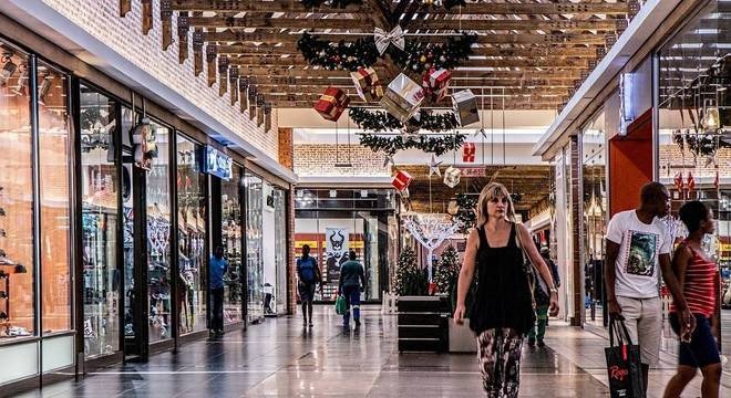 Varejo prevê maior crescimento de vendas no Natal em 6 anos Shopping com decoração de Natal. Vendas devem ter maior crescimento dos últimos anos. Pixabay