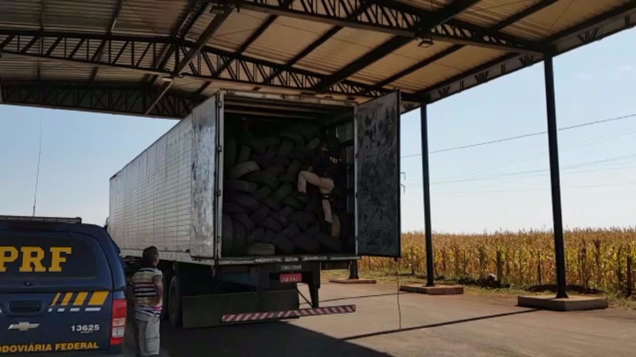 Carga de 3 mil pneus contrabandeados é apreendida em caminhão baú
