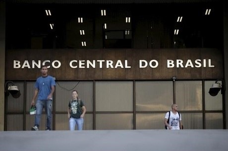BC inicia reunião que deve reduzir taxa de juros pela 3ª vez seguida Copom definirá amanhã o novo patamar da Selic
Reuters