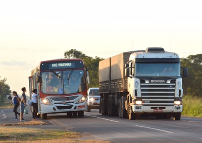 De Campo Grande a Anhanduí: perigo e transtornos na BR-163 Ônibus projetado para circular na zona urbana embarca e desembarca passageiros em meio ao selvagem tráfego da BR-163 - Foto: Gerson Oliveira / Correio do Estado