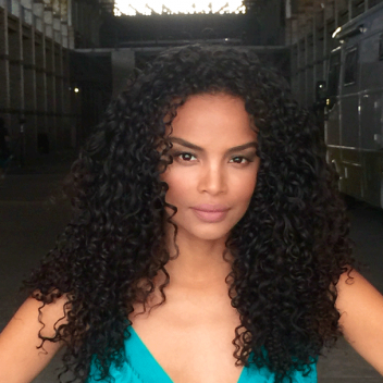 Lucy Ramos nos bastidores do novo comercial da Garnier, no Rio. A beleza é de Ale de Souza (Foto: Ale de Souza / Divulgação)