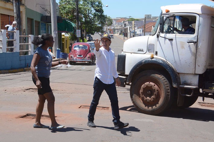 Prefeito acompanhou andamento do trabalho de tapa-buracos na área central - Foto: Gerson Oliveira