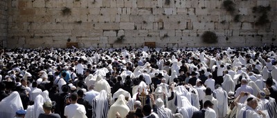 Mulher é presa ao ficar nua no Muro das Lamentações © Amir Cohen / Reuters