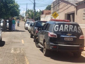 Polícia faz buscas a procura de guarda que matou duas pessoas na Capital Equipes do Garras e da Deam na casa apontada como esconderijo do suspeito. Divulgação