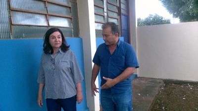 Com o secretário Joaquim Soares prefeita Délia Razuk acompanha a execução de serviços em Macaúba – Assecom
