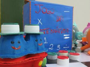 Alunos fazem vários brinquedos com materiais recicláveis (Foto: divulgação)