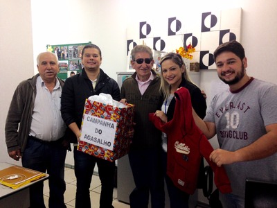 Vereador e sua equipe arrecadam roupas e cobertores em Campanha do Agasalho
