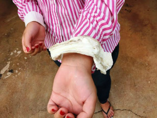 Mulher foi amarrada por criminosos durante roubo - Foto: TL Notícias