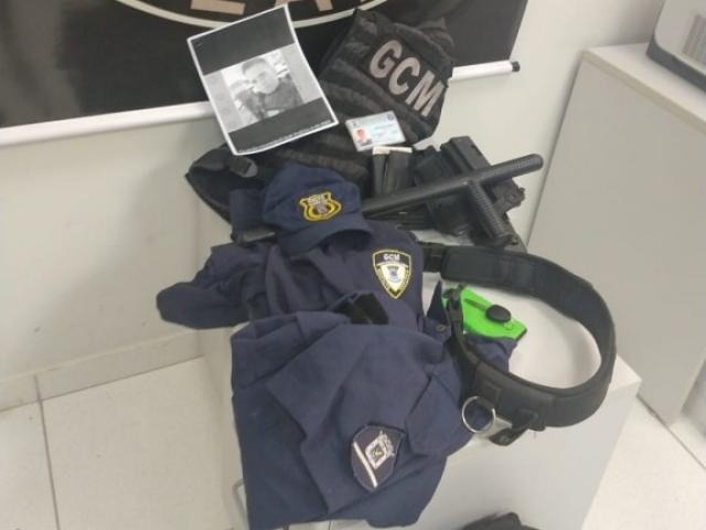 Polícia faz buscas a procura de guarda que matou duas pessoas na Capital Farda do guarda municipal foi encontrada em imóvel
