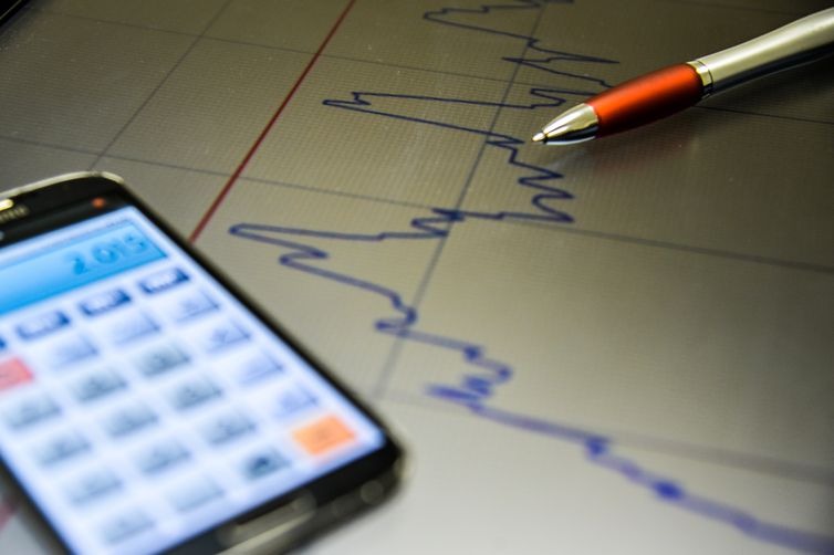 Copom deve manter juro básico na mínima de 6,5% ao ano, prevê mercado Copom deve manter juro básico na mínima de 6,5% ao ano, prevê mercado