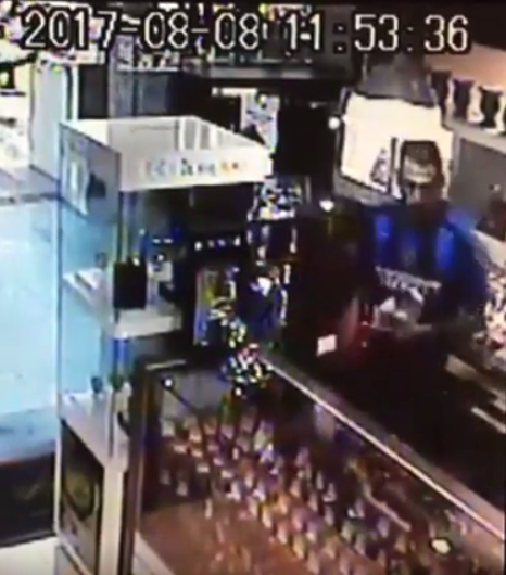 Homem aparece levando dinheiro em assalto - Foto: Reprodução