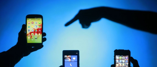 Secretário estadual quer liberar celular em salas de aula © Reuters