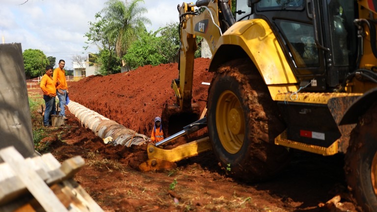 Após 20 anos de espera, moradores do Jardim Morenão ganham asfalto Após 20 anos de espera, moradores do Jardim Morenão ganham asfalto