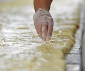 Com 21 metros, tradicional bolo de Santo Antônio terá 1 mil alianças Entre as alianças, há duas de ouro - Gerson Oliveira