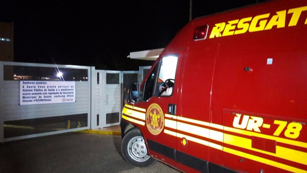 Ambulância impedida de entrar no pronto-socorro da Santa Casa de Campo Grande no dia 2 de agosto (Foto: Sérgio Saturnino)